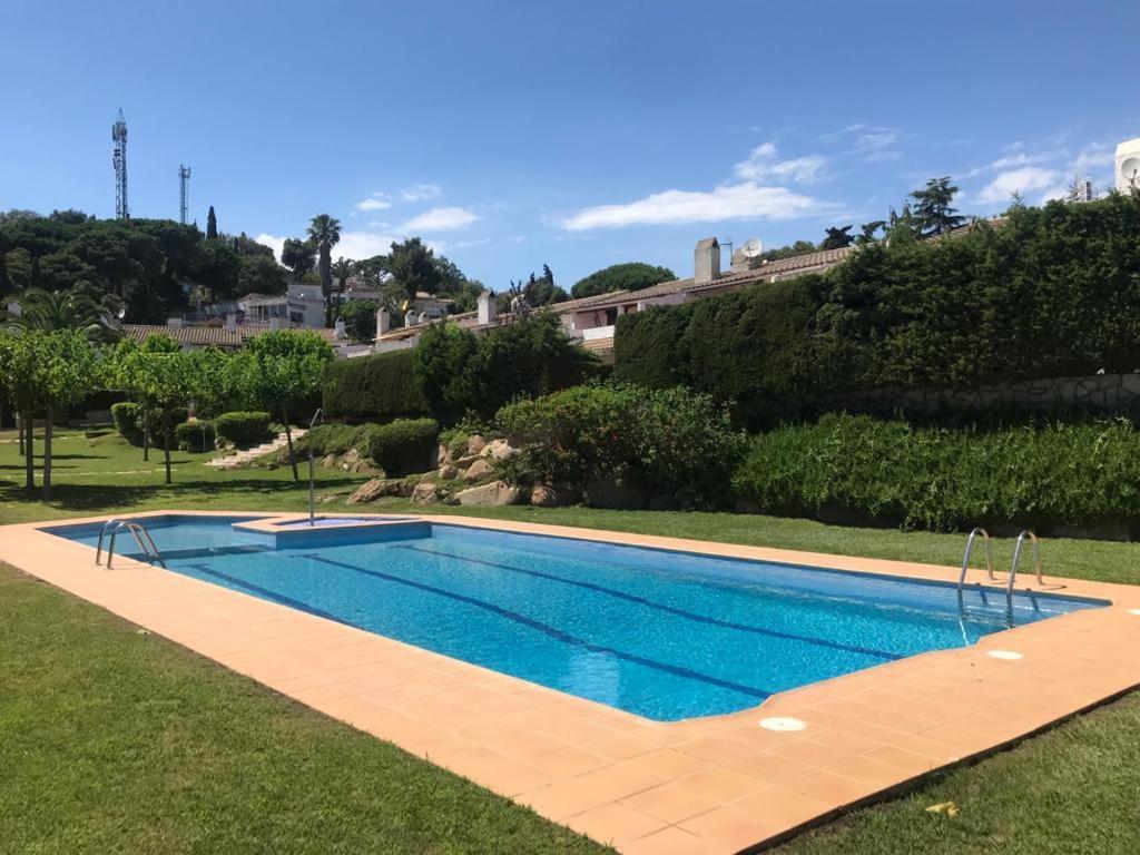 Casita blanca con fibra óptica y piscina cominutaria Tossa de Mar Exterior foto